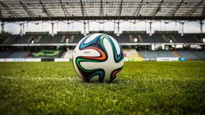 En fotboll som ligger i mitten av en arena.