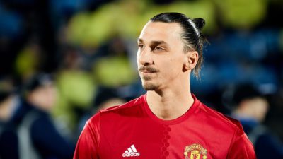 Zlatan med röd tröja