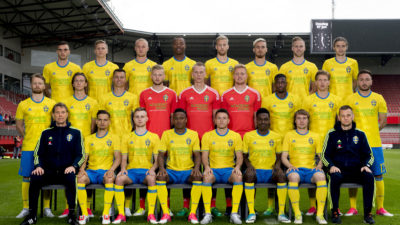 Hela laget i landslagets gula tröjor.