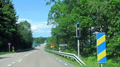 En fartkamera framför en bro.