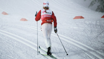 Therese Johaug i skidspåret påväg bort.