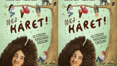 Ett manshuvud med en väldig hög peruk tittar fram framför ett träd som några barn klättrar i. Ovanför mannens huvud står det Hej håret.