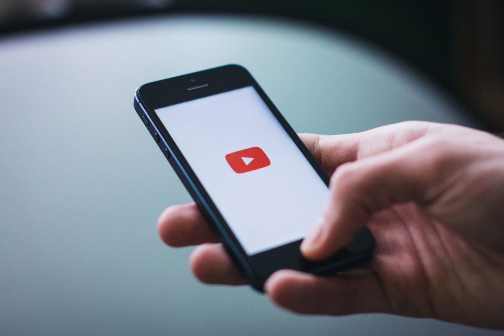 En mobil med Youtube-symbolen på skärmen.