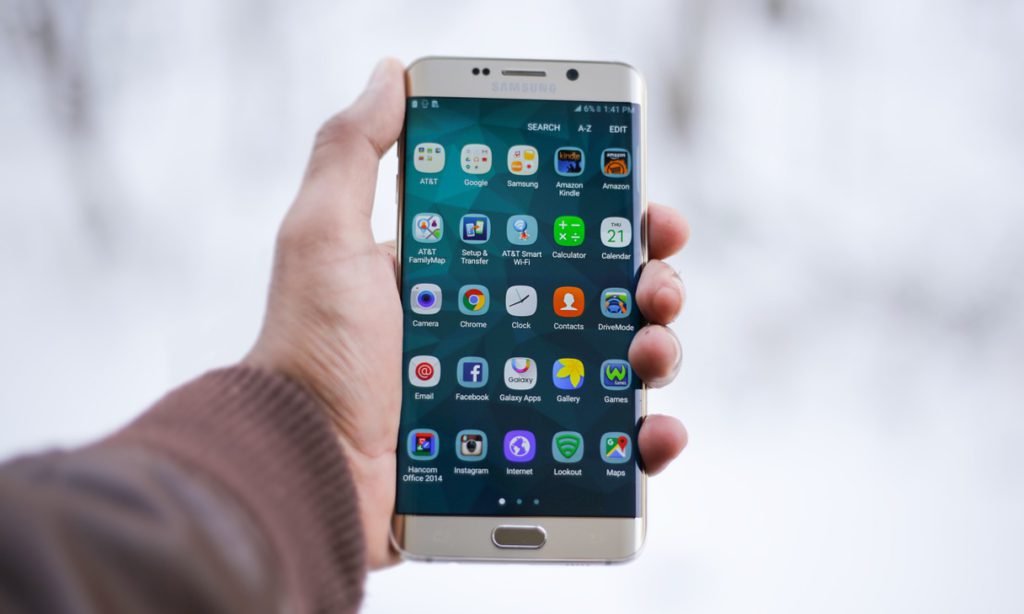 En hand som håller i en smartphone.