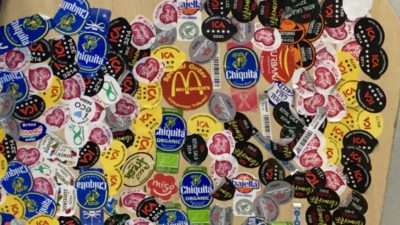 Ryggen på en stol är täckt av klistermärken från frukter.