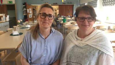 Skolans kurator och skolsyster sitter bredvid varandra i en matsal.