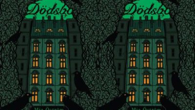 Ett läskigt hus med kråkor runtomkring.