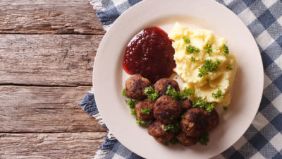 Köttbullar lingon och potatismos