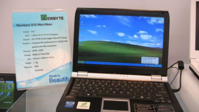 En dator som visar en bakgrundsbild med grönt gräs och blå himmel