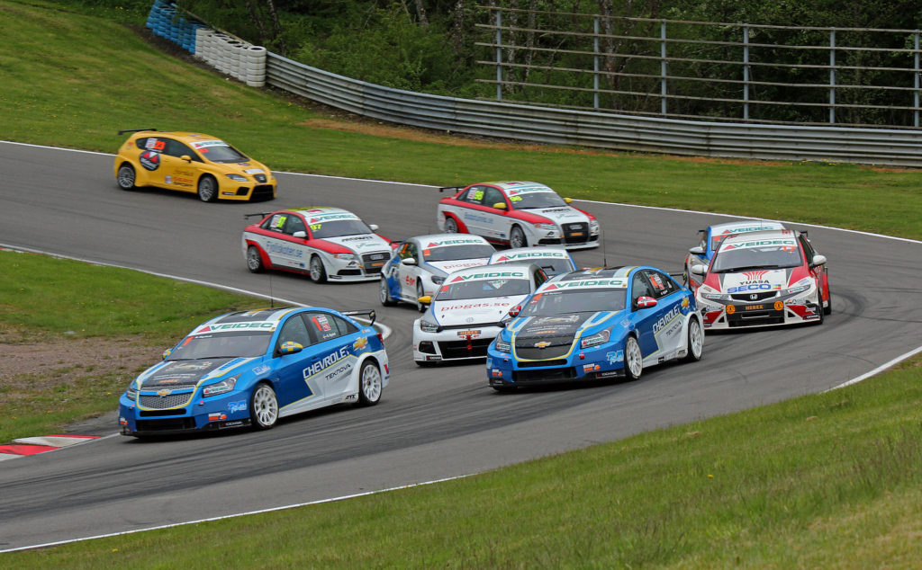 Många bilar åker i en kurva.