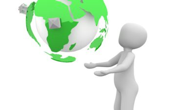 En tecknad gubbe står och håler jorden i sina händer.