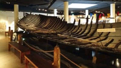 Bitar av ett träskepp på Medeltidsmuseet i Stockholm