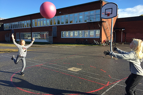 Elever som kaster en yogaboll