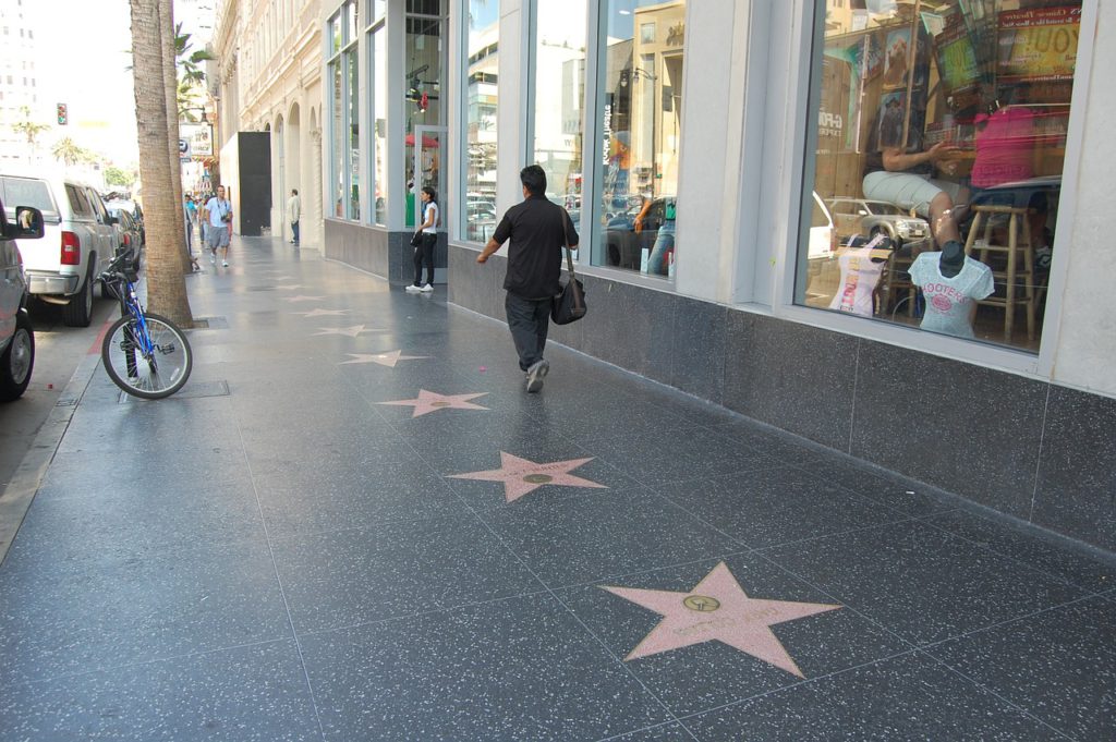 Röda stjärnor på trottoaren på Hollywood Walk of Fame