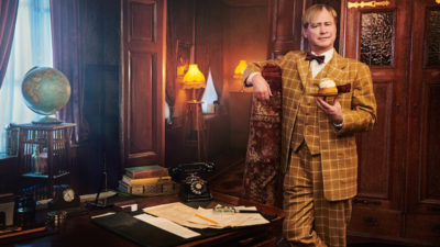 Detektiven Ture Sventon inne på sitt mystiska kontor med en semla i handen.