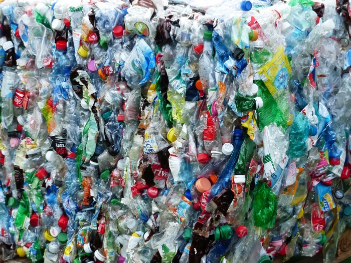 en hög full med tomma plastflaskor