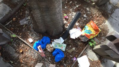 Skräp vid ett träd