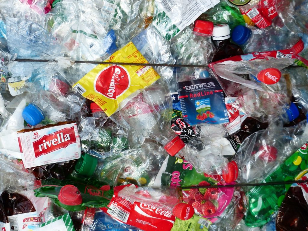 Fullt av plastflaskor och annat plastskräp ligger ihop i ett myller.