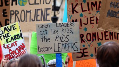 skyltar från en klimatstrejk.