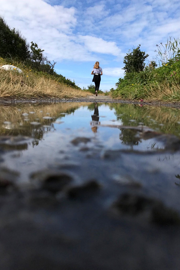 Foto på promenad vid ett vattendrag.