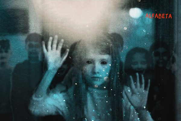 Bokomslag till Iskalla skuggor. Foto på en flicka med mörka ögon och långt hår.