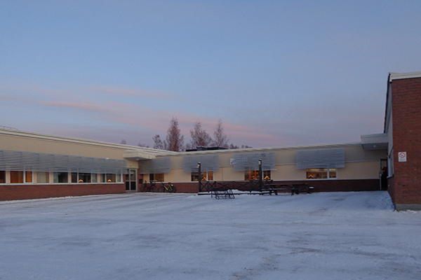 Björklundaskolan är ett enplanshus format som ett u.