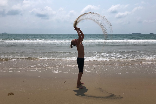 Oskar Holmberg på stranden.