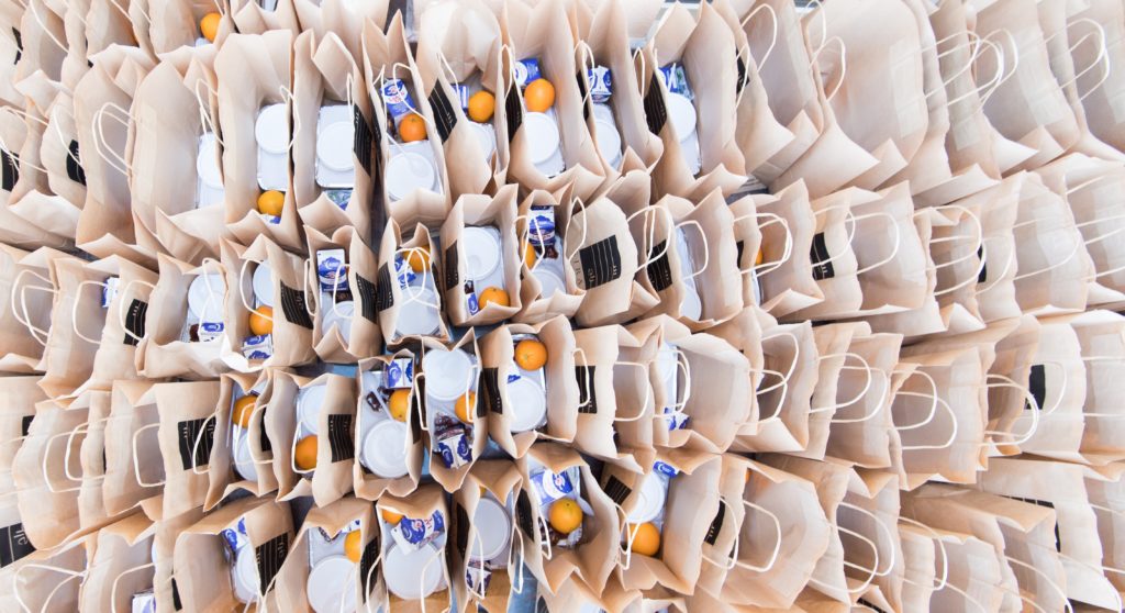 Många packade matkassar.