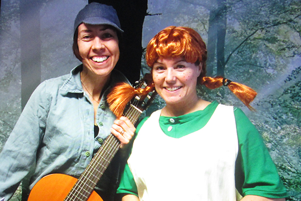 Två ur personalen på Slöjdaren som har klätt ut sig till Pippi och Emil. Emil håller en gitarr i handen.