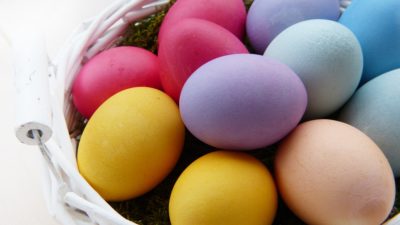 En korg med färgglada ägg