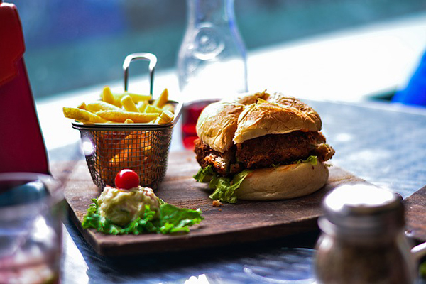 hamburgare och pommes