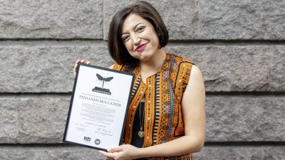 Peimaneh Mollazehi håller i sin bok ”Den riktiga solen”