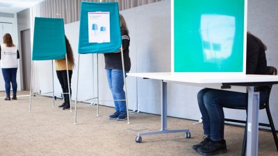 Foto från röstning i valbås.